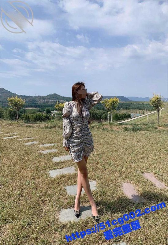 灌翻美女邻居 不顾幼儿园孩子在家 把美女邻居灌醉 按在床上使劲爆操女邻居大屁股！-51吃瓜网