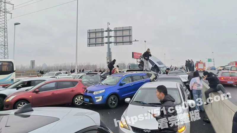 苏州工业园区 星港街高架段 因道路结冰发生百余台车辆碰撞事故 - 51吃瓜网-51吃瓜网