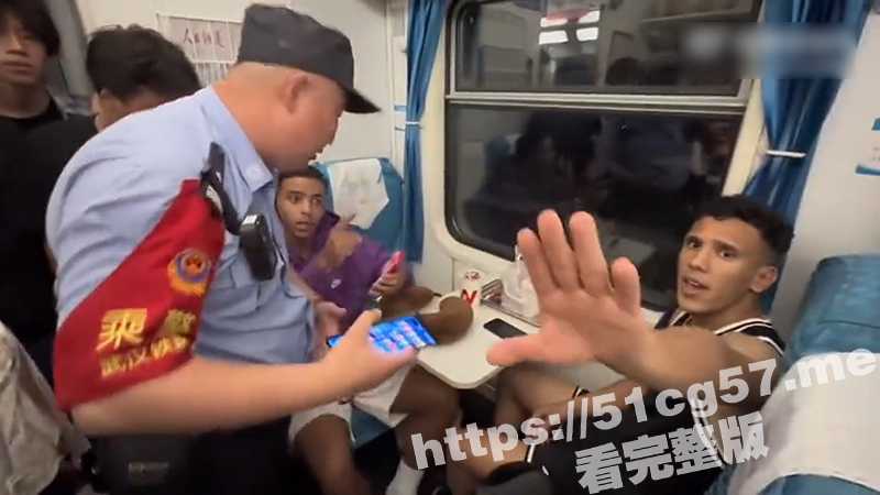 外国人霸座还骂人 用英语沟通故意装听不懂 两个人占四个座位 等帽子叔叔来了忽然能听懂英语了 - 51吃瓜网-51吃瓜网