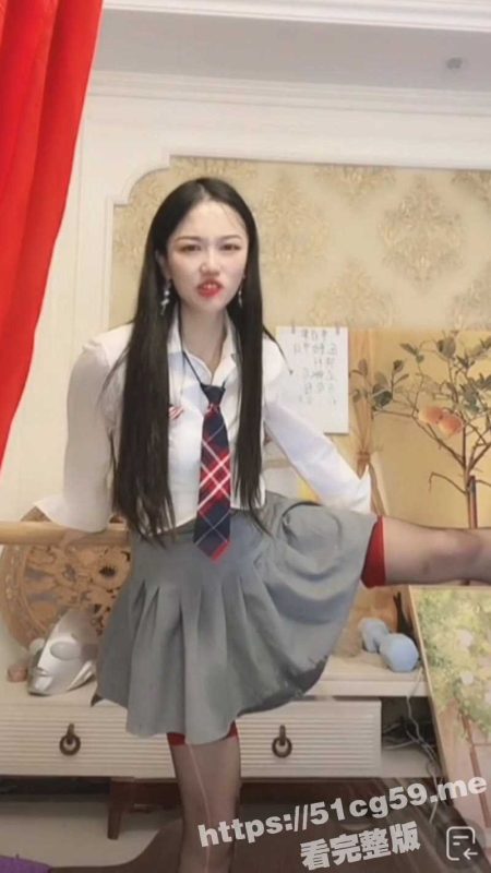 抖音骚鸡女主播直播喷尿 她往逼里塞的是什么东西 水量这么大这么快?-51吃瓜网