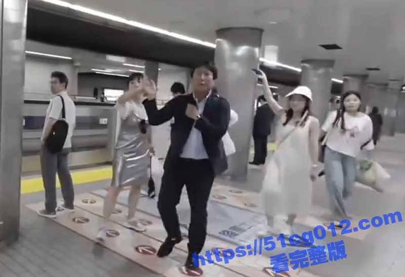 日本旅游遇电车痴汉 中国姑娘愤起直追 其他中国游客合力围剿猥琐男 日本变态是真多啊 - 51吃瓜网-51吃瓜网