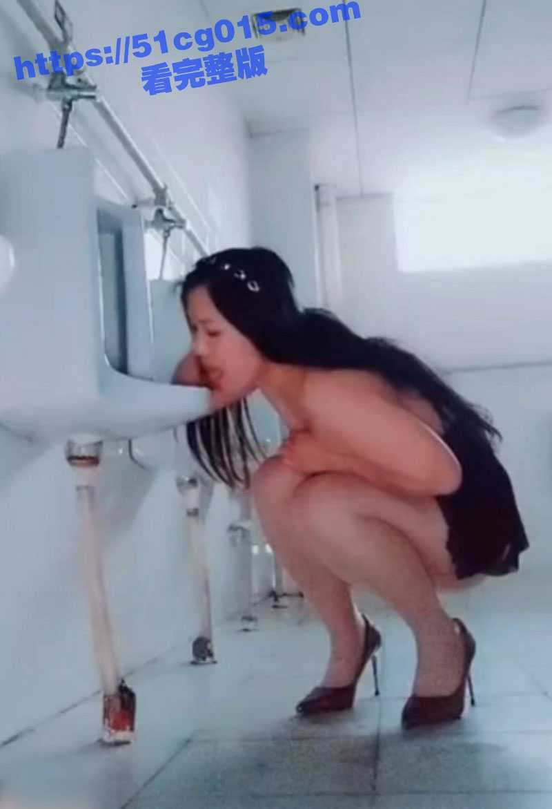 肉丝短裙骚母狗在体育学校的男厕露出 自慰放尿舔尿池 中间好几次差点被发现 全程紧张刺激! - 51吃瓜网-51吃瓜网