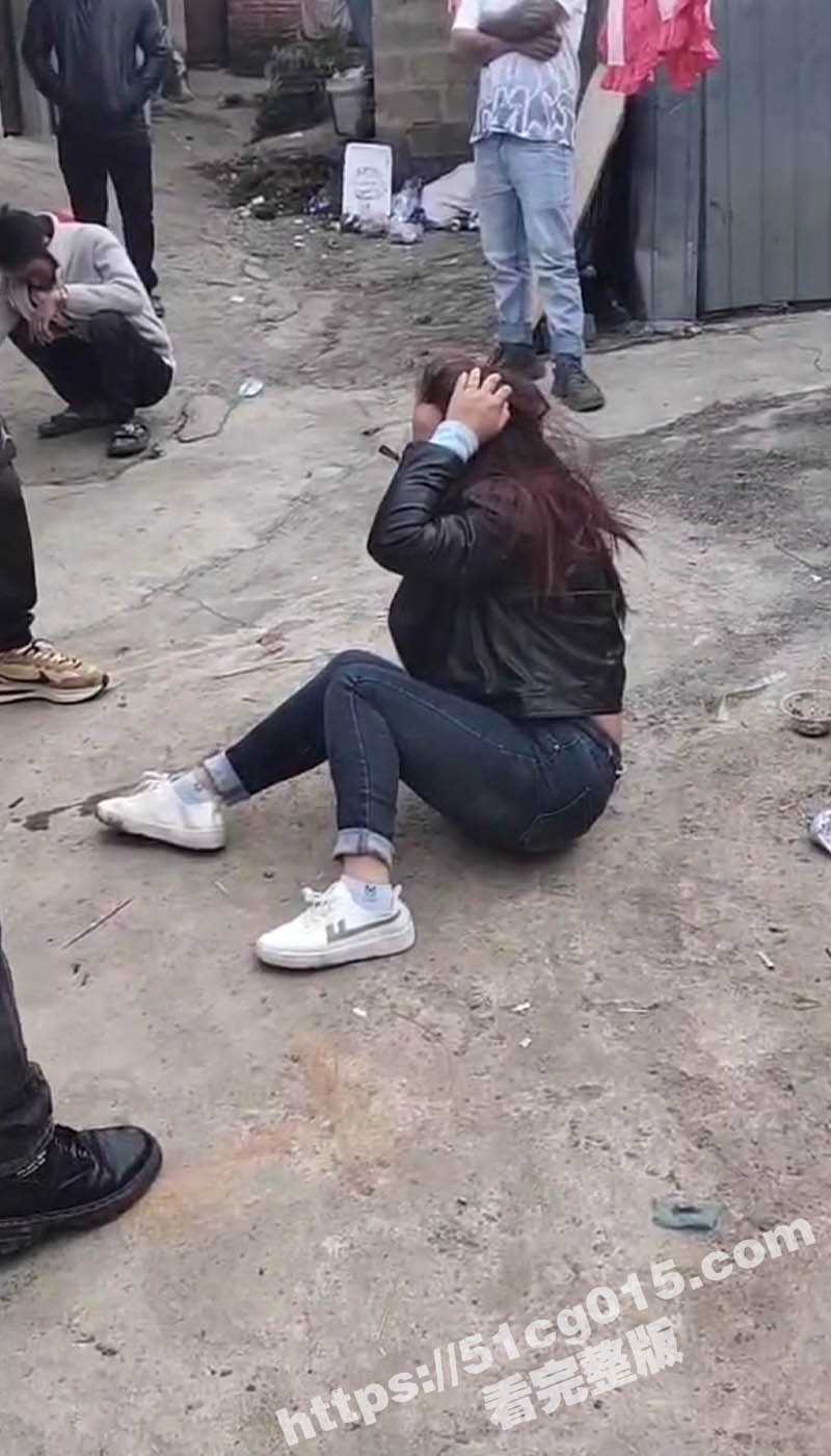 暴力的捉奸现场！奸夫淫妇被老公携众人暴力殴打 老公边打边骂 一记记飞踹把出轨的老婆打倒在地 - 51吃瓜网-51吃瓜网