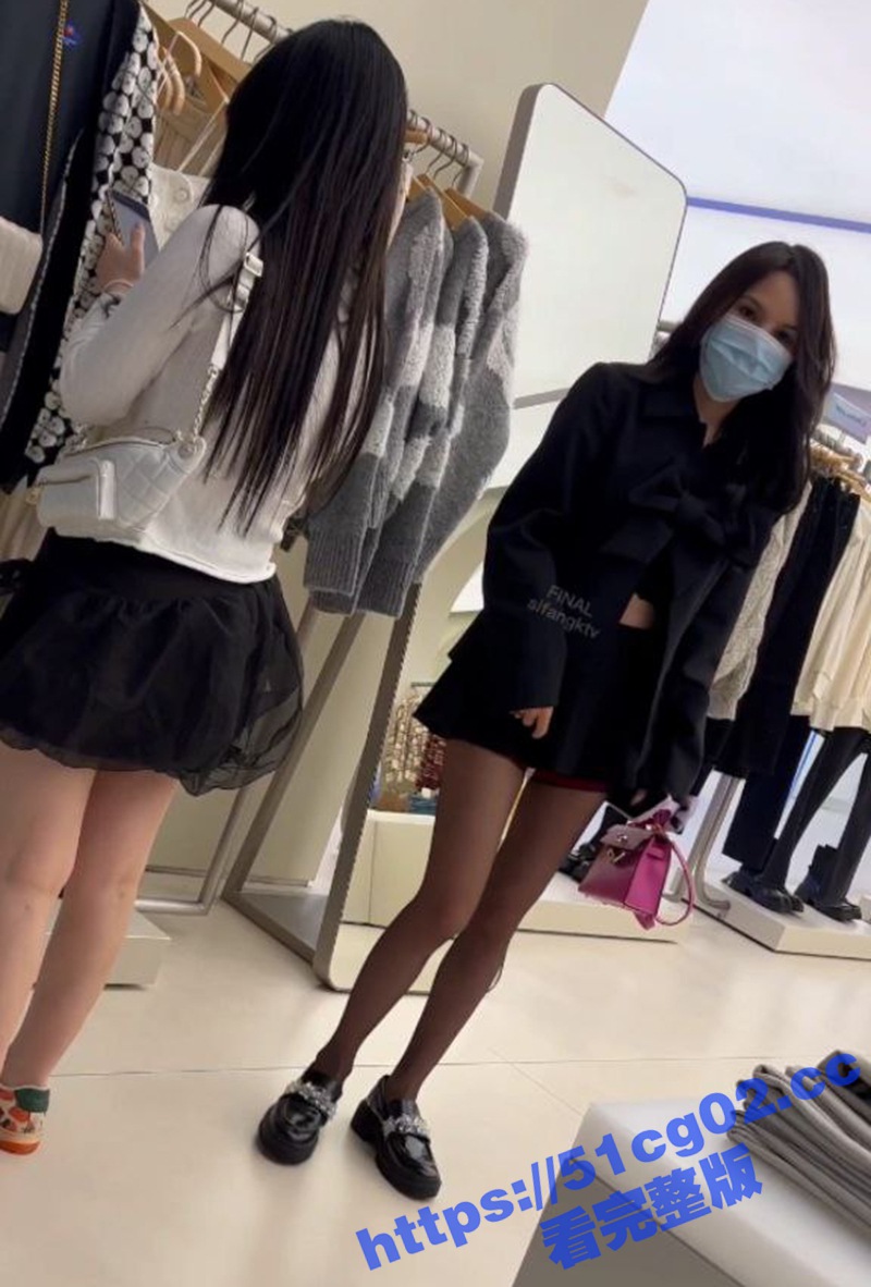 商场偷拍抄底两位极品大长腿美女 超美黑丝性感至极 没有哪个男人能拒绝这双美腿 - 51吃瓜网-51吃瓜网