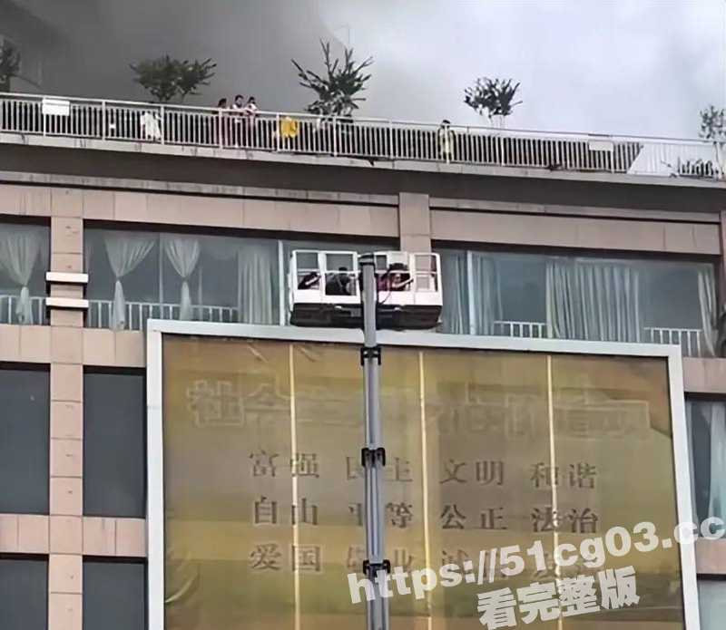 四川自贡火灾致16人遇难 平民英雄勇搭梯救24人 亲历者描述的获救过程 更是让人泪流满面-51吃瓜网