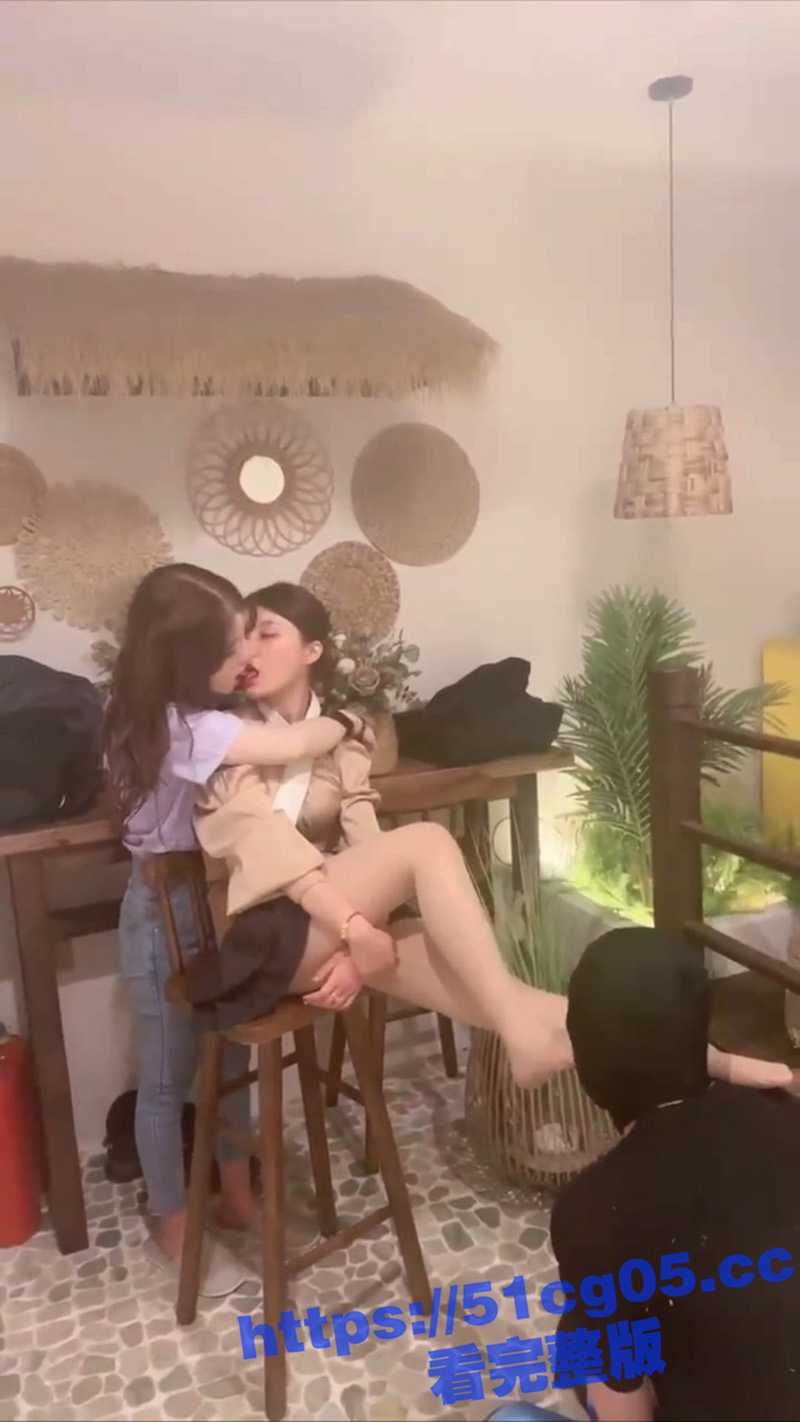 女王调教男奴 旁边还有一位女奴服侍着女王 小哥露脸舔脚舔的很入迷 一个大男人怎么成为了女人脚下的奴隶 - 51吃瓜网-51吃瓜网