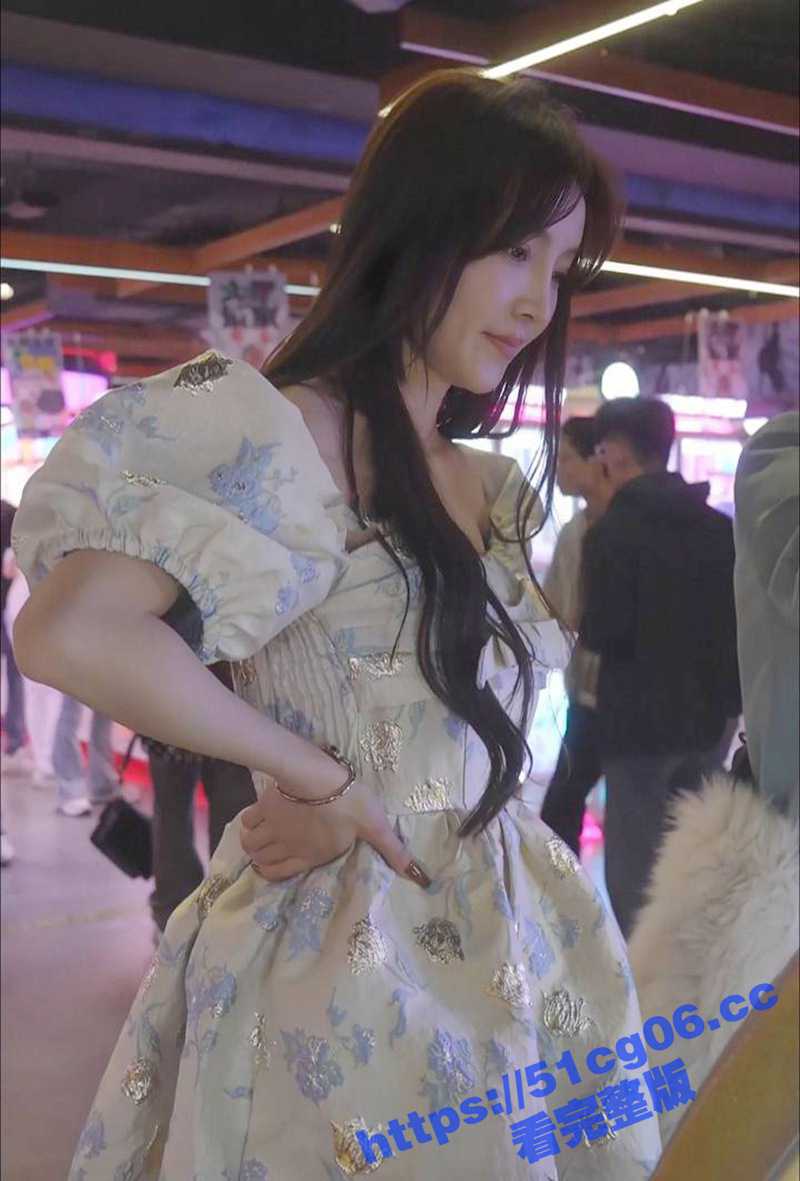 跟踪尾随偷拍抄底高颜值连衣裙甜妹 漂亮的脸蛋搭配饱满浑圆的屁股和大腿 内内夹在屁缝里十分诱惑 - 51吃瓜网-51吃瓜网