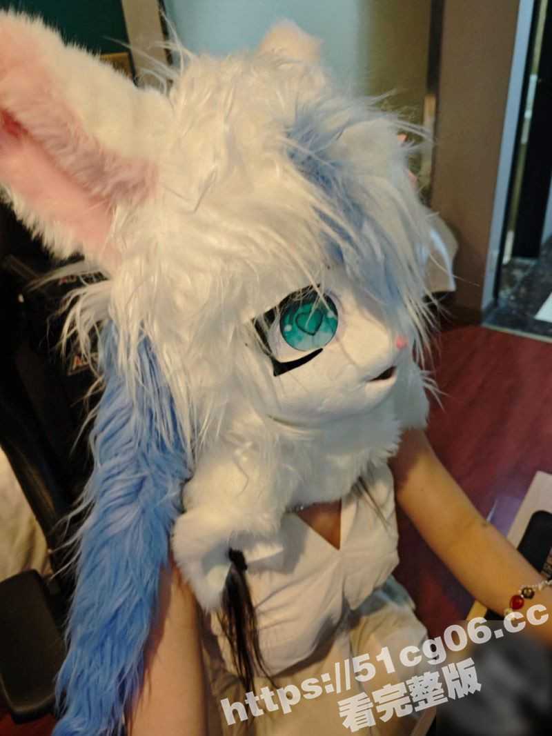 海角大神 我妹有点骚 出差回来竟然在电竞里干自己妹妹 还让妹妹COS兔子给自己口交 - 51吃瓜网-51吃瓜网