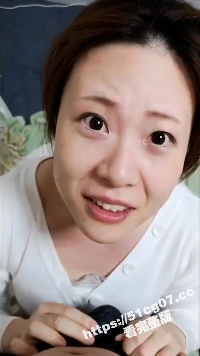 终于等到暗恋的妈妈闺蜜离婚 软磨硬泡直接拿下 看着阿姨深情口交吞精 真是离了大谱啊！ - 51吃瓜网-51吃瓜网