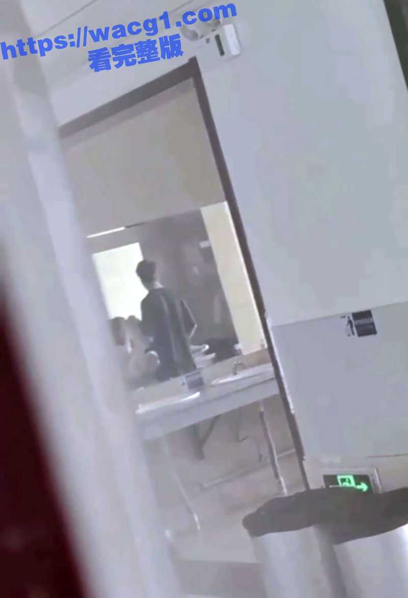 天津美术学院大二学生妹 张雯玥 趁着放假期间喊男友来学校男厕所洗手台上疯狂！年轻就是会玩！ - 51吃瓜网-51吃瓜网