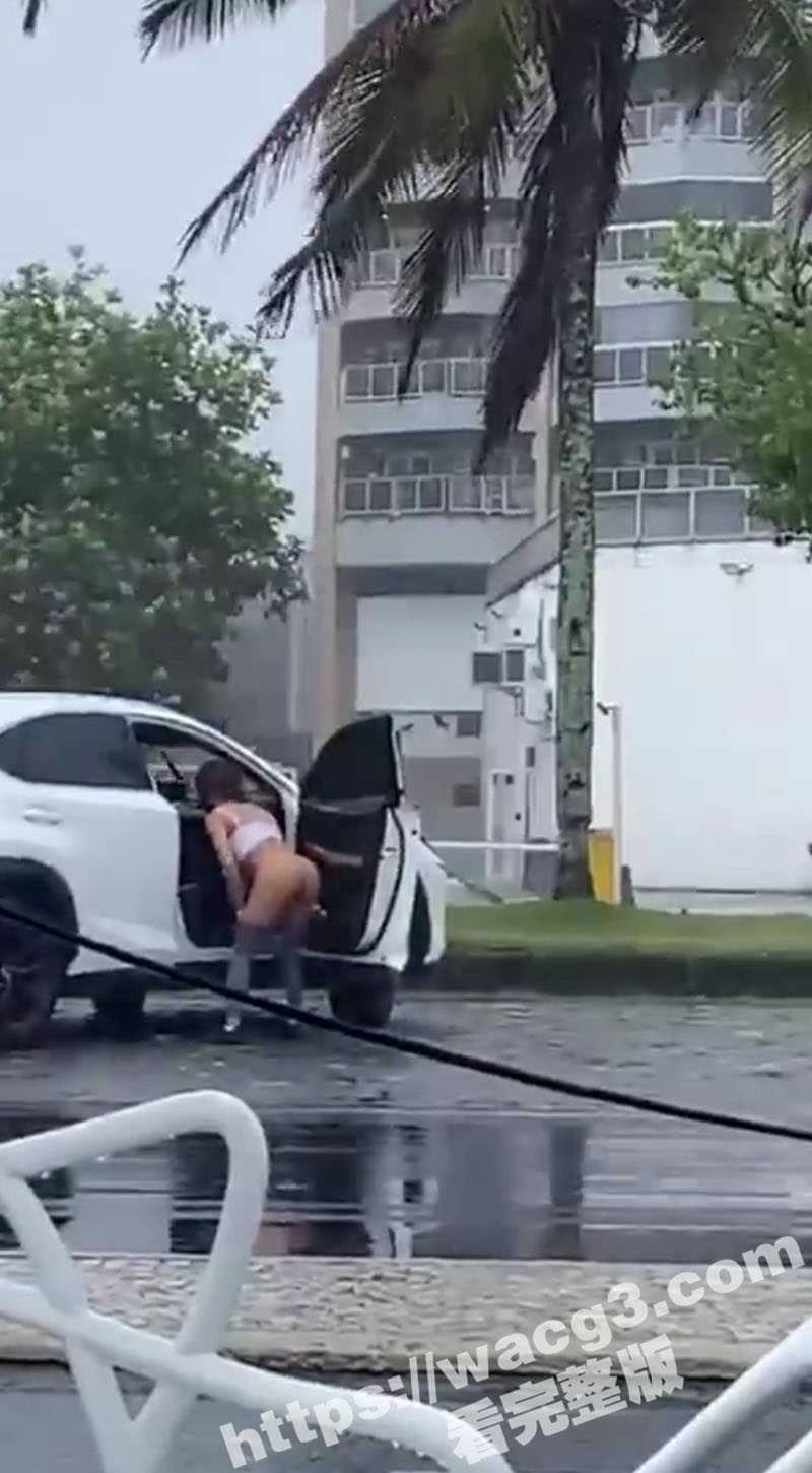 美女老外当街撅着大腚菊花喷射水柱 势必要完成主人的任务 路人都快被笑疯了 老外真疯狂 - 51吃瓜网-51吃瓜网