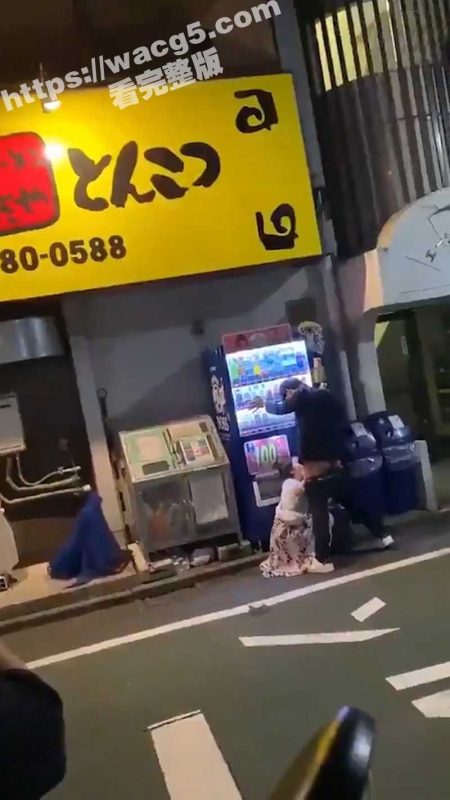 小日本不亏是AV产业最发达的国家 都比较放得开 直接大街上就开始含着屌了-51吃瓜网