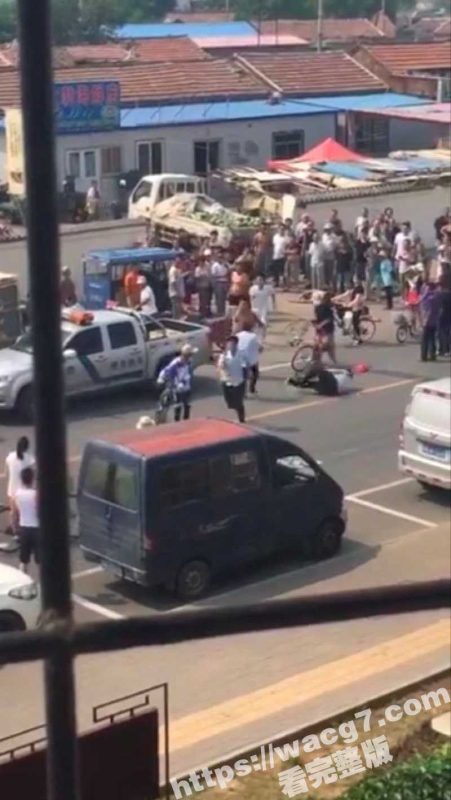 国内某菜市场 城管掀翻了肉贩的摊位 惹的肉贩操刀反抗 追得城管满大街乱跑！-51吃瓜网