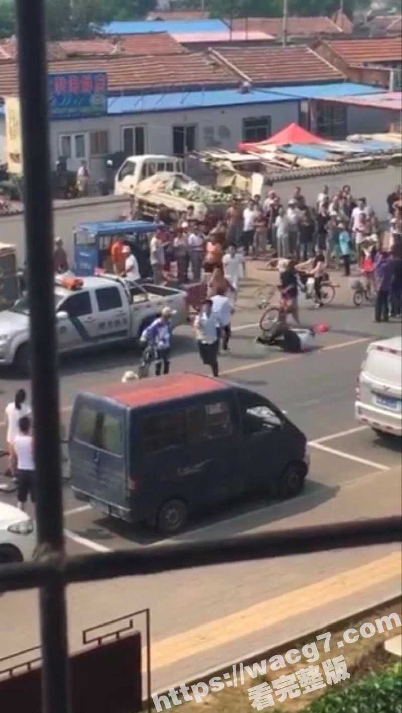 国内某菜市场 城管掀翻了肉贩的摊位 惹的肉贩操刀反抗 追得城管满大街乱跑！ - 51吃瓜网-51吃瓜网