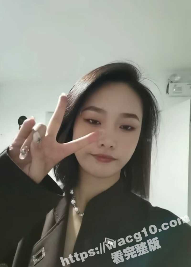 江西财经大学大二学生妹 高心岑 黑丝袜小嫩妹跪舔炮友大屌一脸享受吃鸡的样子好似在吃棒棒糖 ！ - 51吃瓜网-51吃瓜网