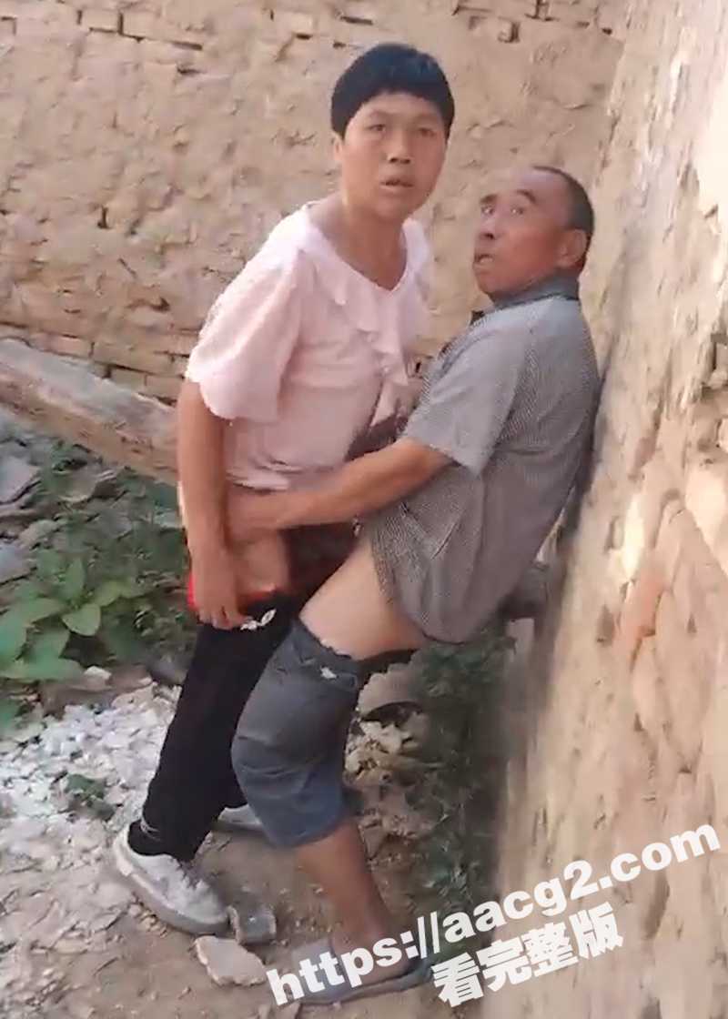 炸裂大型抓奸修罗场！亲生儿子废弃房屋抓奸 撞破母亲与陌生老男人户外苟合 淫荡行为！！ - 51吃瓜网-51吃瓜网