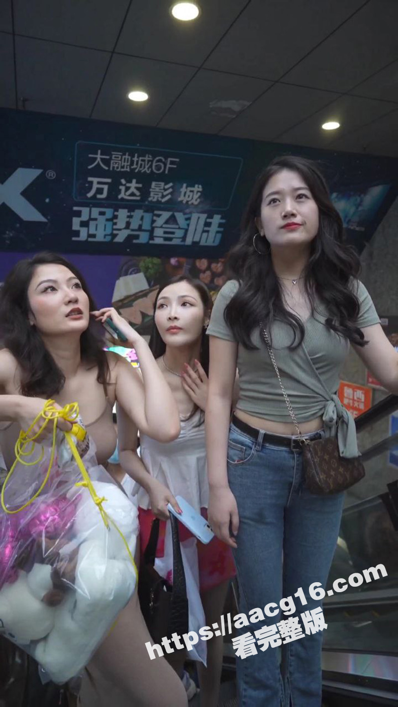 街拍抄底 裙底春光乍泄 模特级白皙大长腿女神 骚丁粉内夹紧像没穿一样 - 51吃瓜网-51吃瓜网