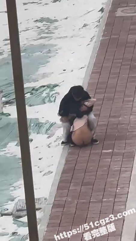 东北某学校大冬天雪地惊现裸女 和男友闹脾气一言不合就脱光!妹子你这思维有点惊奇呢-51吃瓜网