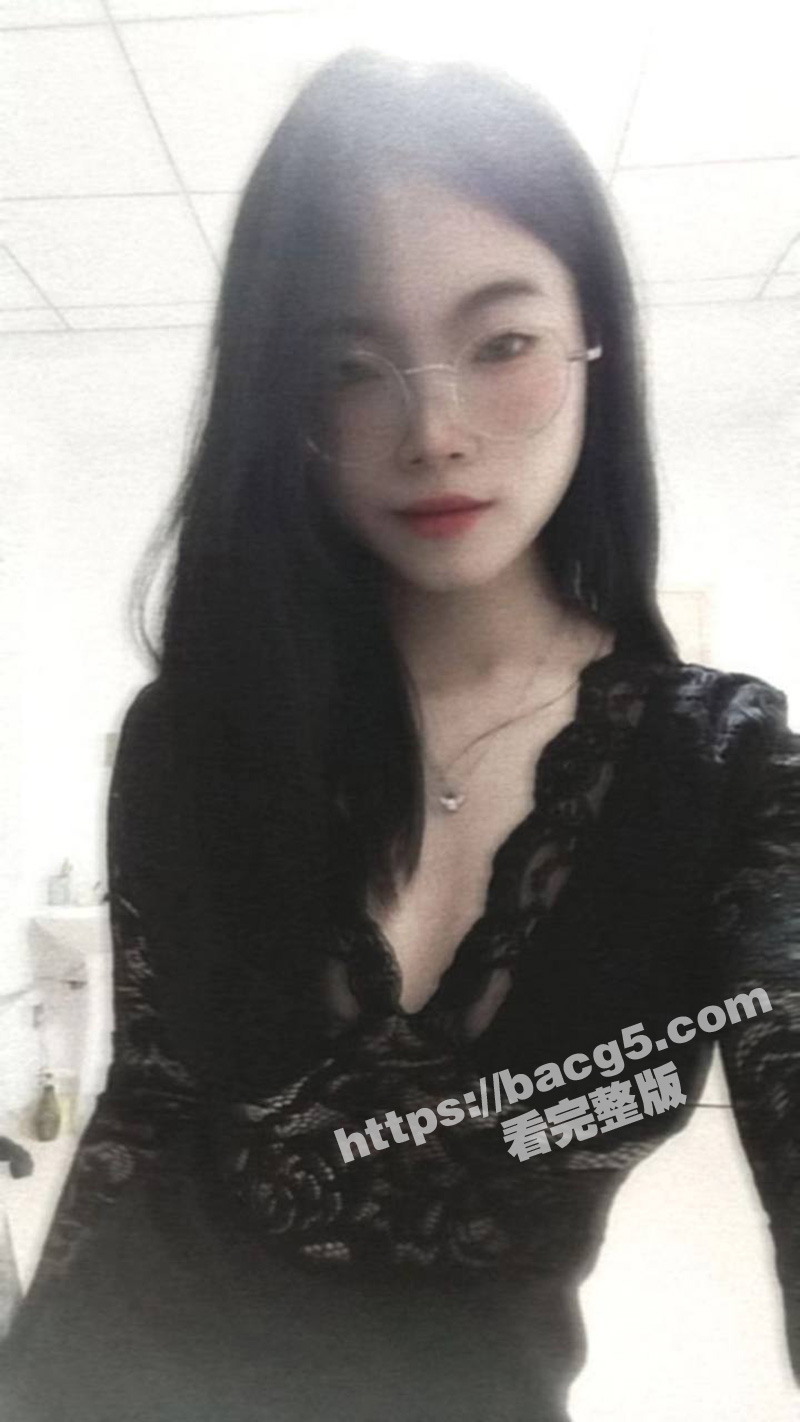 反差眼镜妹吃鸡啪啪 翘臀白皙鲍鱼粉嫩 大白天在户外激情野战后入！ - 51吃瓜网-51吃瓜网