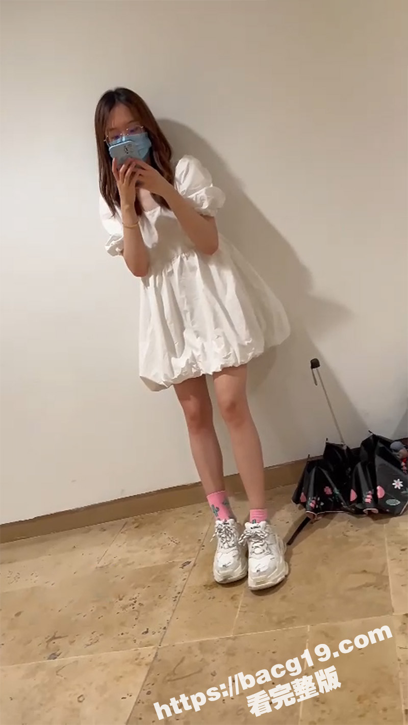 地铁冒死抄底偷拍 不穿内裤的长腿美女 一路尾随趁机拍摄 多毛黑鲍多角度尽情展示 - 51吃瓜网-51吃瓜网