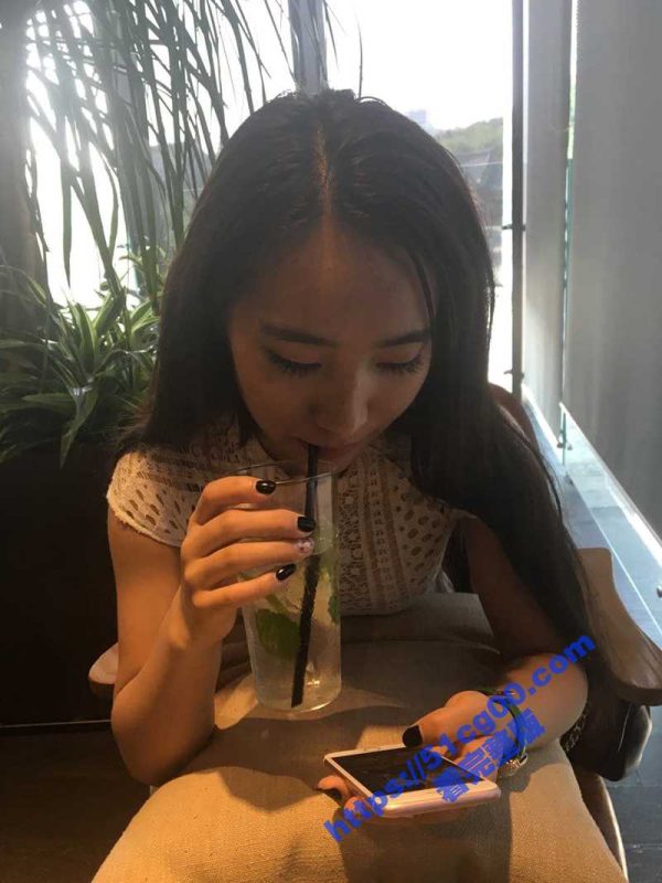 胡子哥约炮配合度很高的绝色高颜值四川妹子,真是婊里不一啊,堪称经典!-51吃瓜网