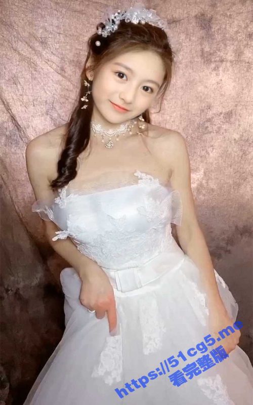 即将要结婚的新娘子 偷偷穿着婚纱背着老公拍了一套裸体写真 不小心流出在网络上疯传！-51吃瓜网