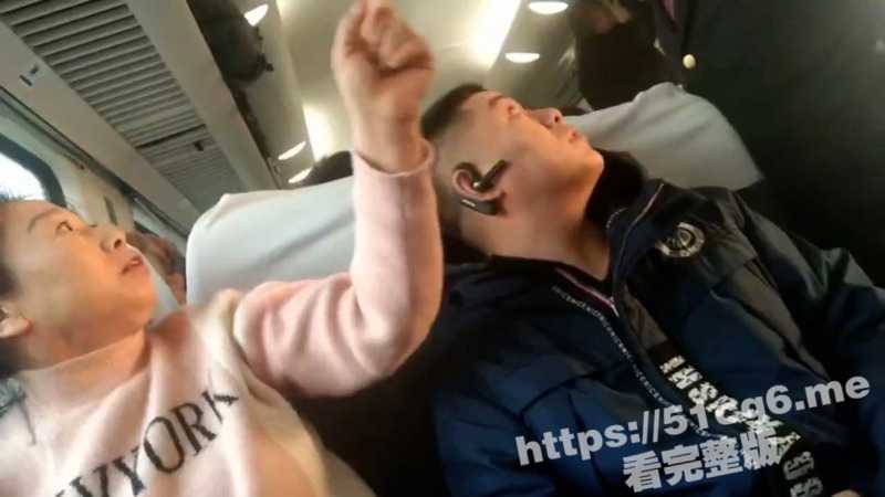 山东女子火车上霸占座位 乘警过来调节时 争执的对白好像在说相声 让人引俊不止 超级搞笑! - 51吃瓜网-51吃瓜网